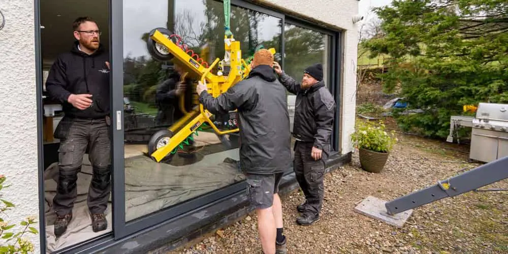 The sliding door leaf is in the final position utilising the sliding door leaf.